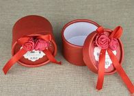 Rode Mini Klassieke Kartondocument Blikken die met Lintmarkering verpakken